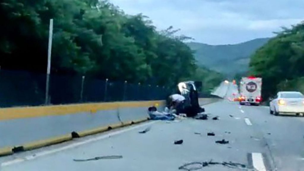 Una mujer muerta y cuatro personas lesionadas, entre ellas tres menores de edad, es el saldo de una volcadura de una camioneta en la Autopista del Sol