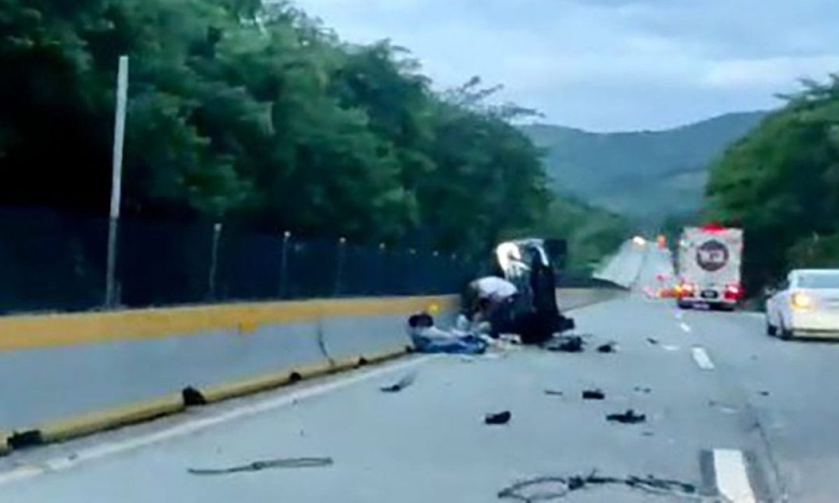 Una mujer muerta y cuatro personas lesionadas, entre ellas tres menores de edad, es el saldo de una volcadura de una camioneta en la Autopista del Sol
