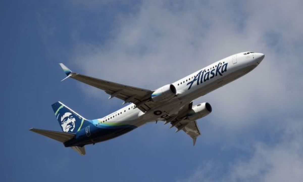 Piloto -fuera de servicio- intentó apagar motores de un avión de Alaska Airlines