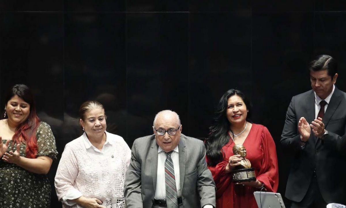 Por sus más de 76 años de trayectoria médica, Alejandro Llausas recibió el Reconocimiento “Dr. Jesús Kumate Rodríguez”