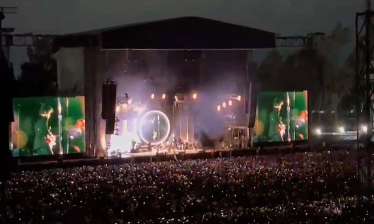 Alex Turner subió el escenario a las 21:10 horas para dar uno de los shows más disfrutables del año, con unos Arctic Monkeys entregados