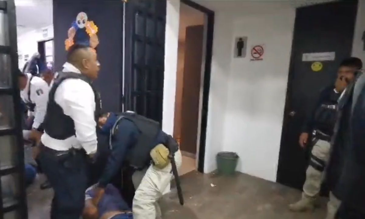 VIDEO: Arman zafarrancho en Congreso de Campeche entre diputados morenistas