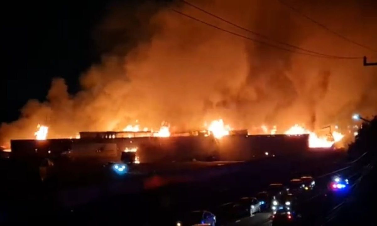 Fuerte incendio consume parte de las instalaciones de la Central de Abastos de Toluca