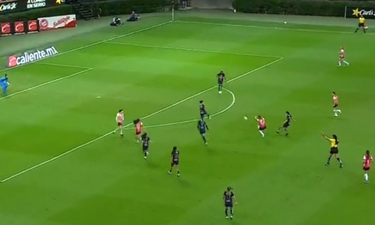 Foto:Captura de pantalla|VIDEO: Así fue el golazo que anotó Adriana Iturbide de Chivas ante Pumas