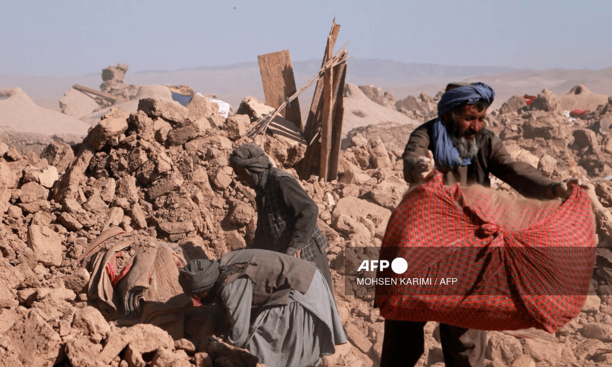 Afganistán rebaja balance del sismo del sábado a "más de 1.000 muertos"