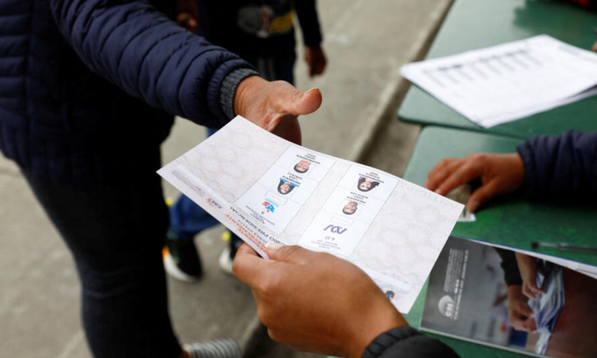 La policía de Ecuador investiga presunta vulneración de votos en elecciones