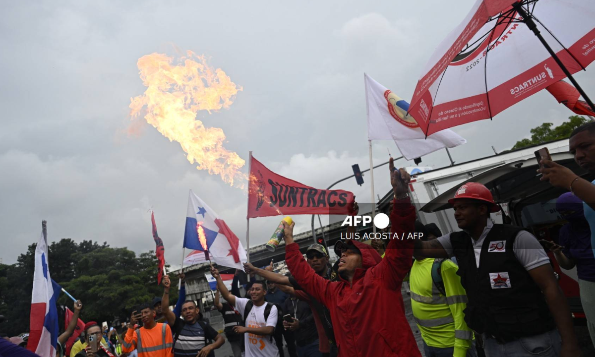 Manifestantes bloquean Panamá por contrato con mina de Canadá