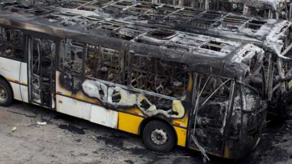 Milicias de Brasil incendian autobuses de Río de Janeiro