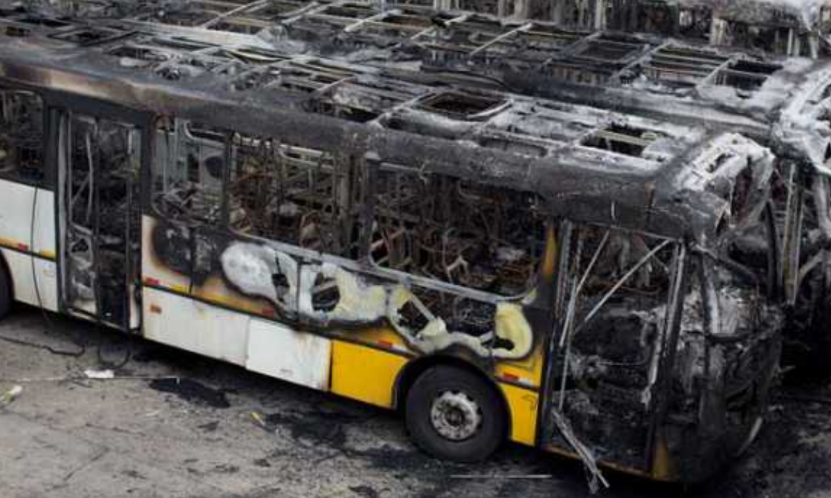 Milicias de Brasil incendian autobuses de Río de Janeiro