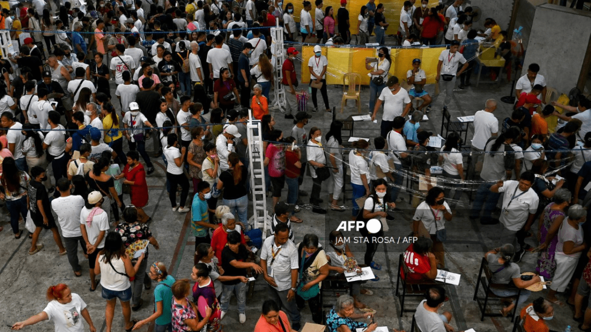 Los votantes hacen fila en un colegio electoral para las elecciones nacionales de representantes de aldeas y jóvenes en Manila. Las fuerzas de seguridad estaban en alerta máxima en toda Filipinas