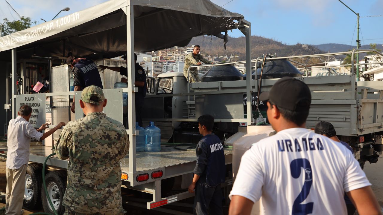 Agua y comida, lo urgente para los damnificados de Acapulco
