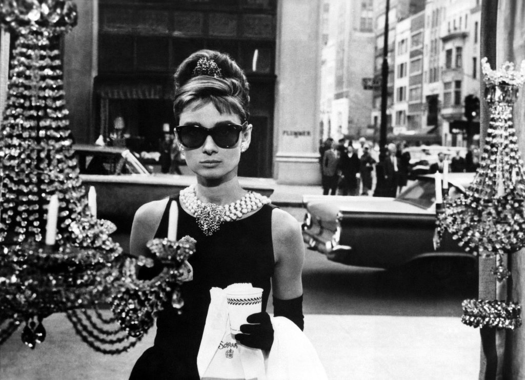Audrey Hepburn en un fotograma de Breakfast at Tiffany's.