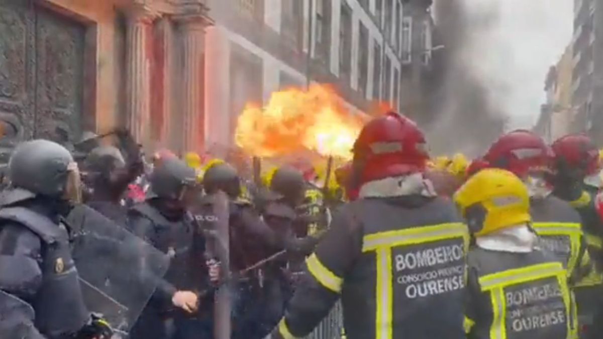 Bomberos manifestantes se enfrentan a policías con lanzallamas en Galicia