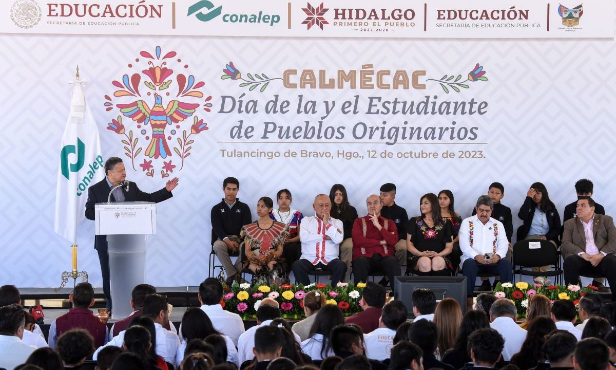 El mandatario hidalguense reconoce a estudiantes de pueblos originarios de la entidad