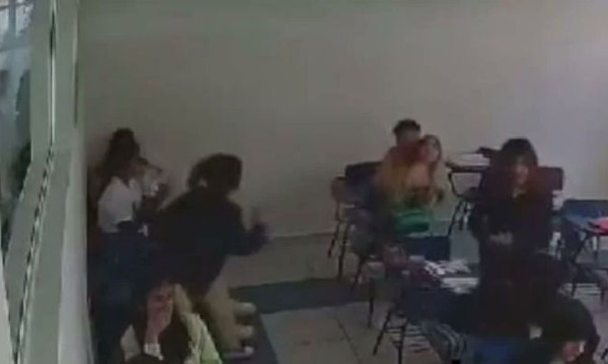 Alumno aplica llave china asu compañera en escuela en Pachuca.