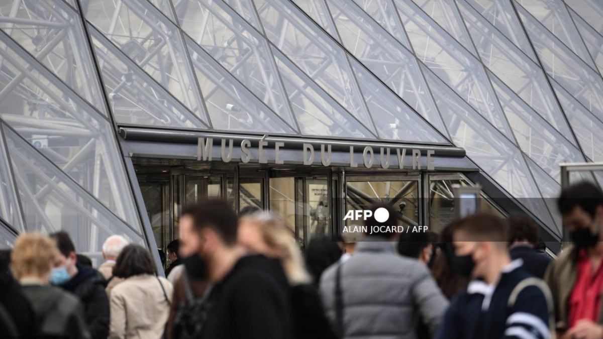 El museo del Louvre de París, el más grande del mundo, cerró a mediodía de este sábado de manera excepcional "por razones de seguridad"