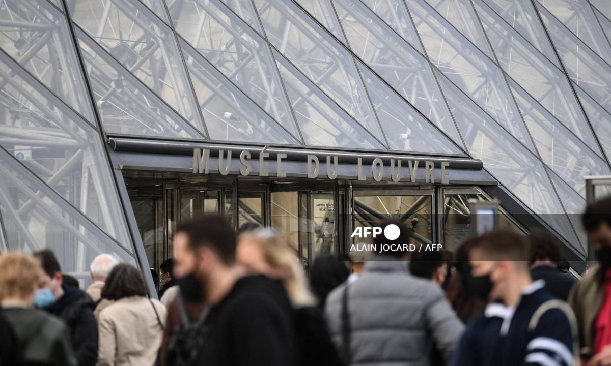 El museo del Louvre de París, el más grande del mundo, cerró a mediodía de este sábado de manera excepcional "por razones de seguridad"