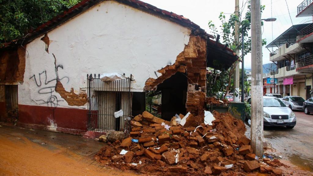 Más de 100 casas afectadas en Guerrero es el saldo de las lluvias provocadas por la tormenta tropical Max, degradada a baja remanente.
