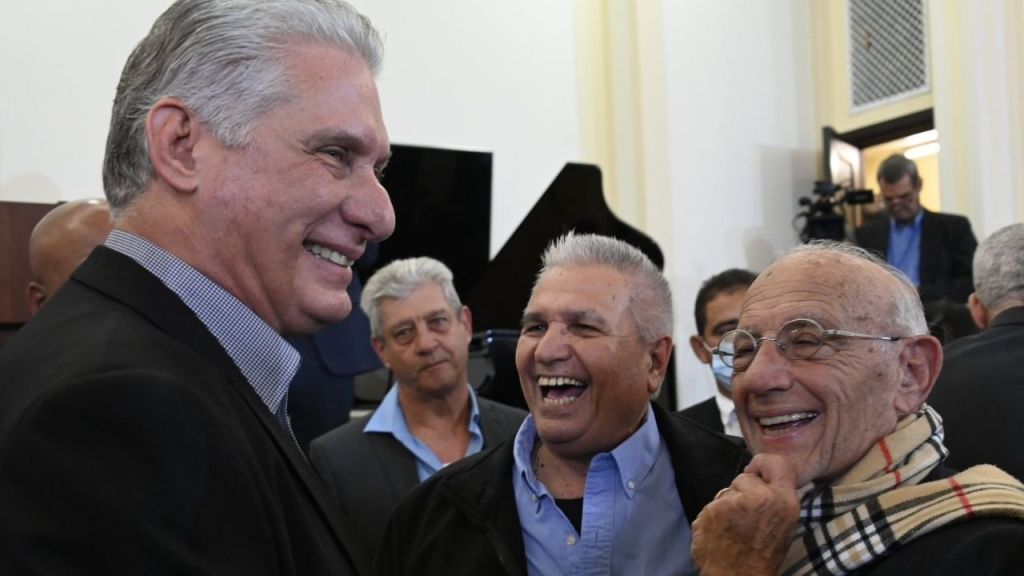 Miguel Díaz-Canel, presidente de Cuba, acusa a EU de "asfixiar" a la isla
