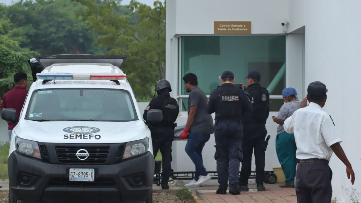 Los funerales de los 13 policías acribillados en Coyuca de Benítez comenzaron y los deudos afirmaron que sus familiares tenían el tiro de gracia
