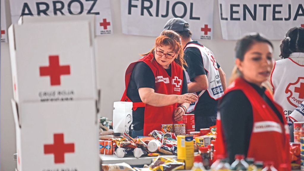 Personas acudieron a donar víveres al centro de acopio ubicado en la sede nacional de la Cruz Roja