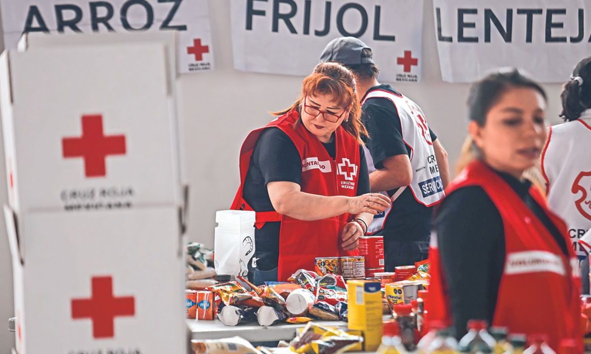 Personas acudieron a donar víveres al centro de acopio ubicado en la sede nacional de la Cruz Roja