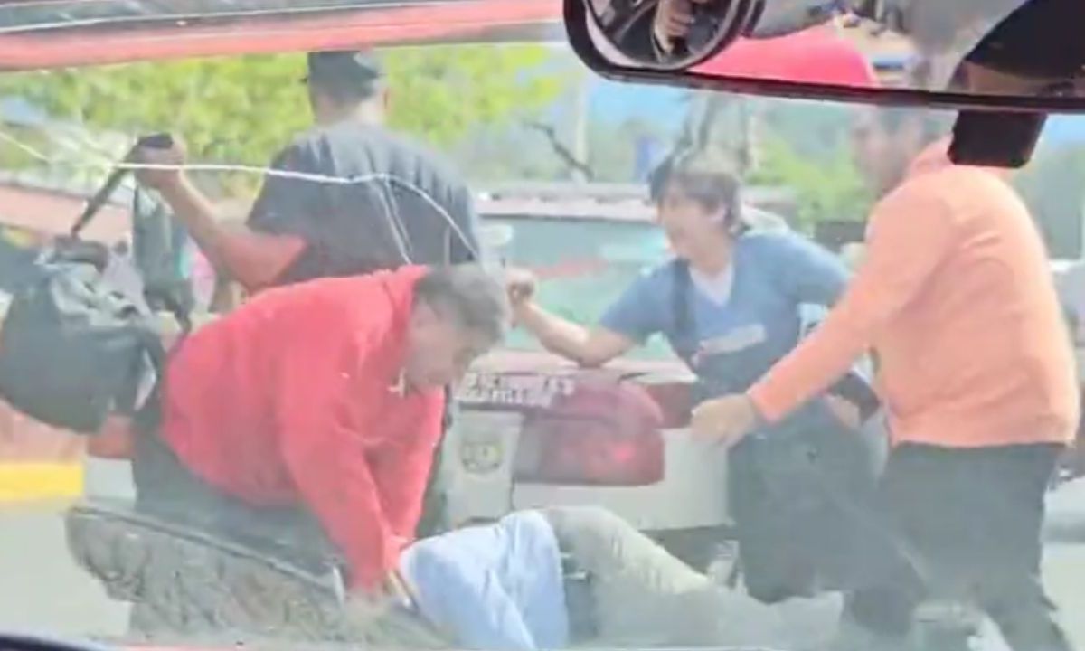 Un taxista golpeó a un abuelito en un cruce de Oaxaca