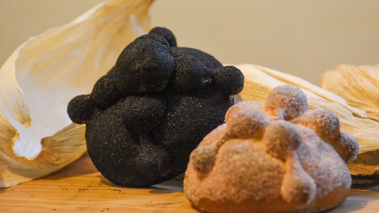 ¿El pan de muerto negro está hecho con cenizas de difunto? Aquí te explicamos