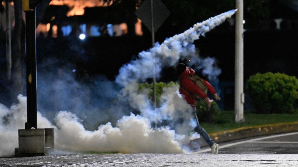 Siguen protestas en Panamá, Policía lanza gases para frenar a la multitud