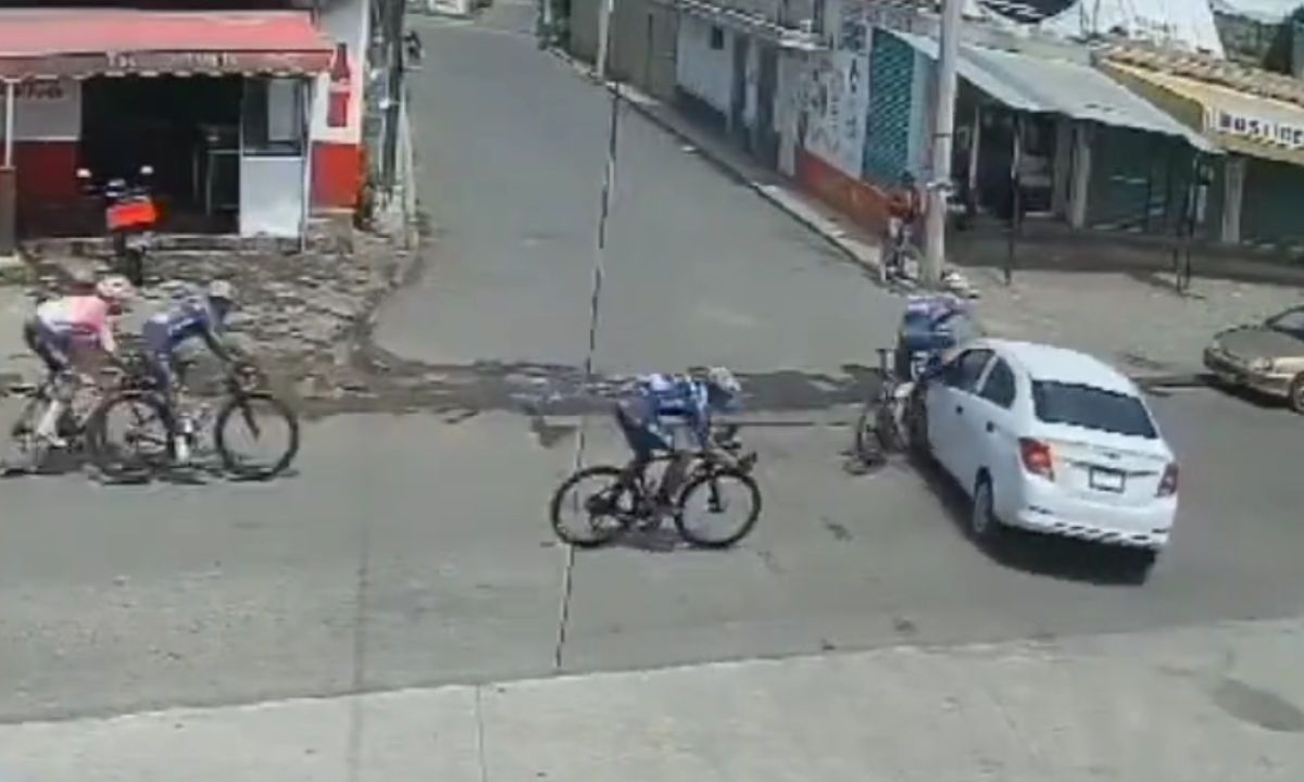 Conductor invade calle cerrada por carrera de ciclistas en Puebla; los arrolla