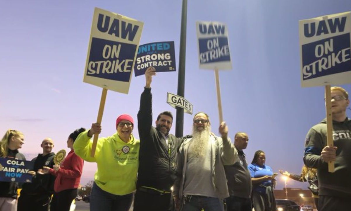 UAW extiende huelga y suma otros 8 mil 700 obreros al paro