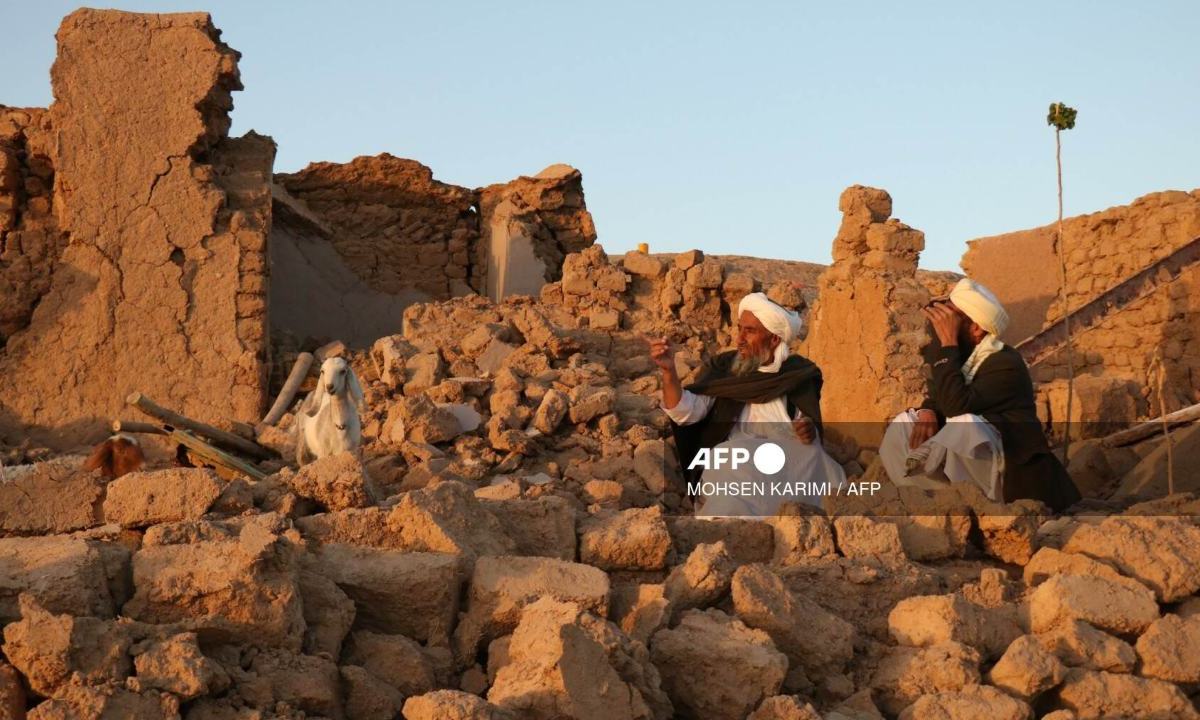 Al menos 120 personas murieron en un sismo de magnitud 6.3 que sacudió este sábado 7 de octubre el oeste de Afganistán