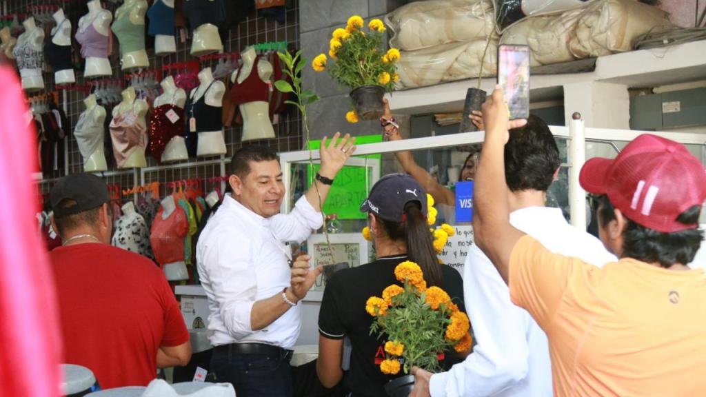 Con la campaña "Sembremos Esperanza", Alejandro Armenta visitó Izúcar de Matamoros, en la Mixteca de Puebla.