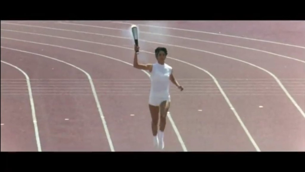 Fotografía de Enriqueta Basilio, la primera mujer en encender una antorcha olímpica