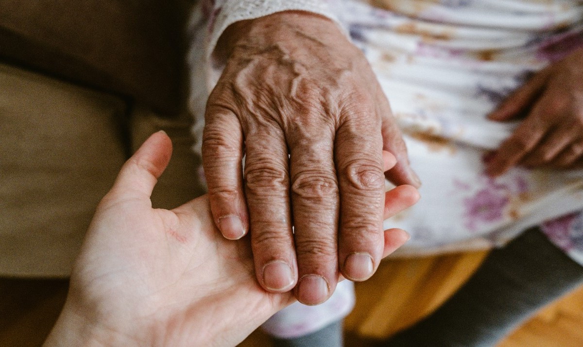 fotografía de la mano de una persona con artritis