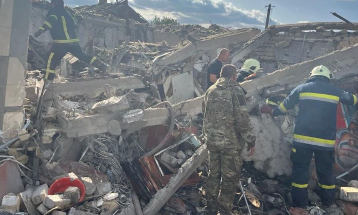 Al menos 50 personas murieron hoy en un ataque ruso contra una zona residencial de un pueblo del distrito de Kupiansk, en Járkov, al noreste de Ucrania