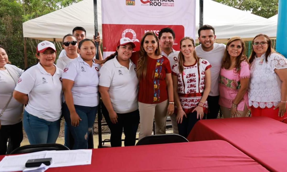 Atenea Gómez acompañó a la gobernadora de Quintana Roo en un recorrido para saludar a los asistentes de las Caravanas del Bienestar