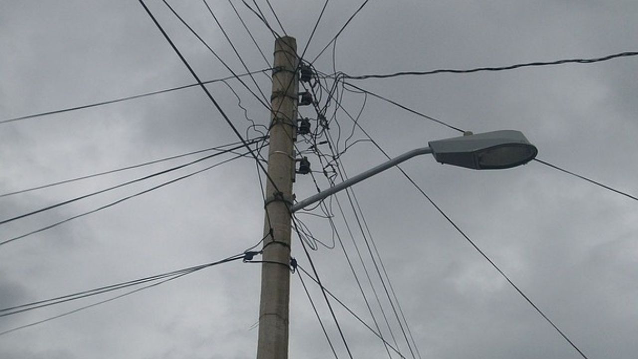 ¡Terrible! Muere hombre electrocutado por cortar cable de luz en la calle