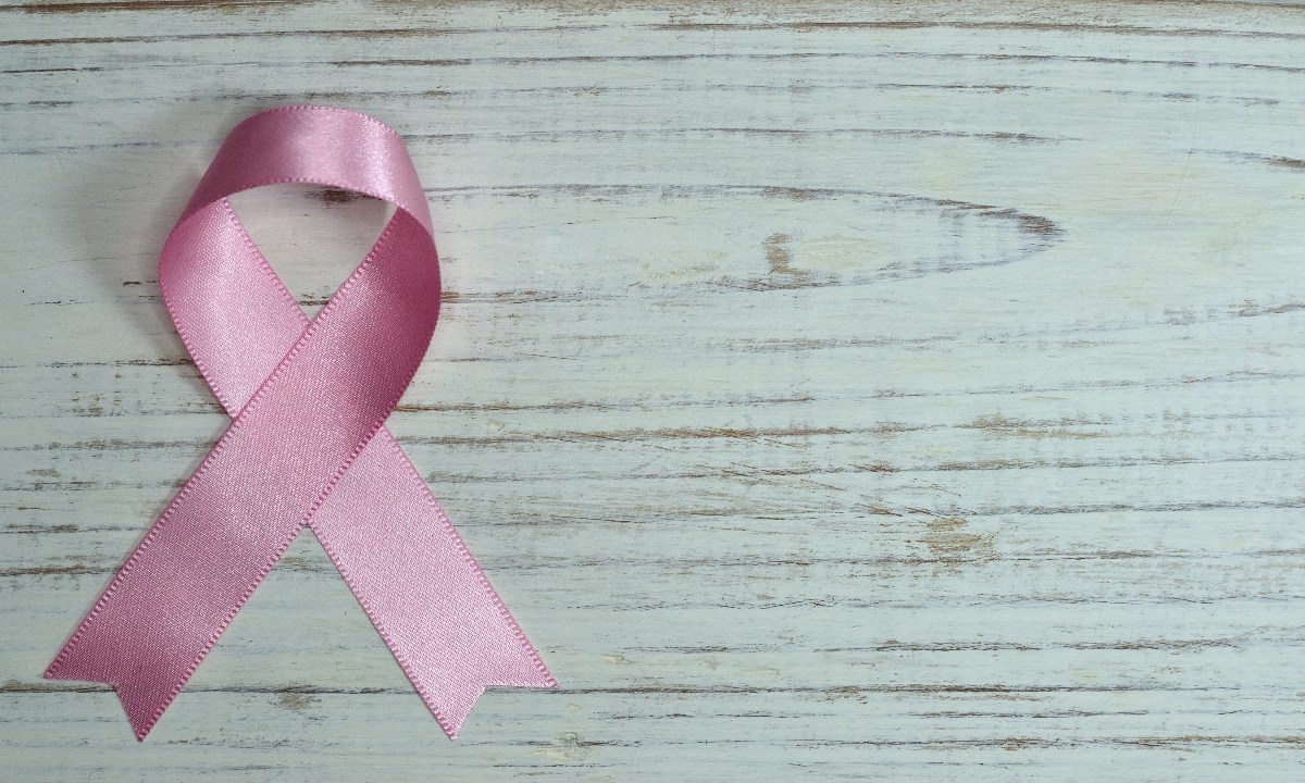 listón rosa que representa la lucha contra el cáncer de mama