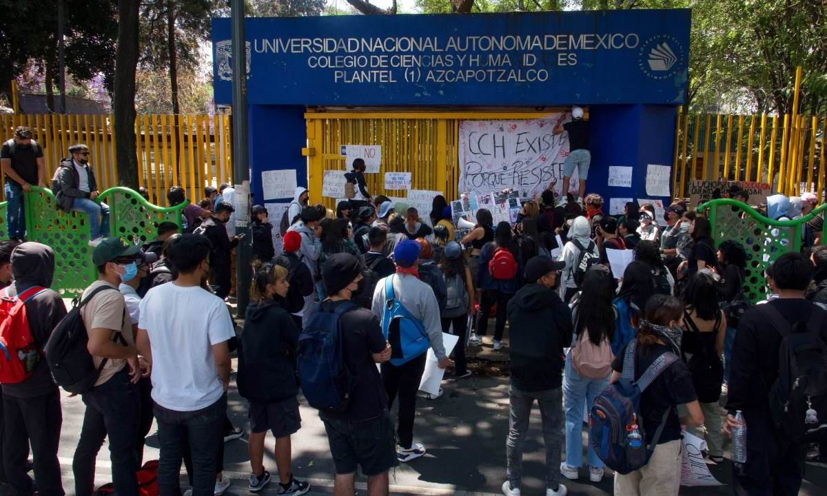 La UNAM señaló que alrededor de medio centenar de personas, la mayoría con el rostro cubierto, ingresó de manera violenta al CCH Azcapotzalco