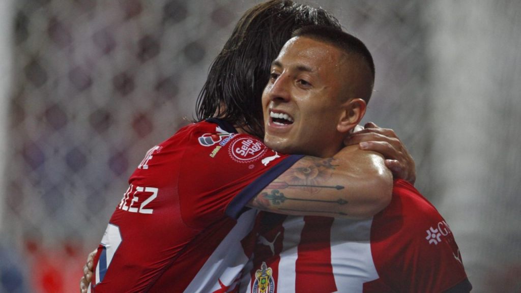 Las Chivas del Guadalajara sacaron un triunfo importante, tras el parón por Fecha FIFA, al derrotar 2-0 al Puebla en su visita al Estadio Cuauhtémoc, en el arranque de la Jornada 13 del Apertura 2023 de la Liga MX.