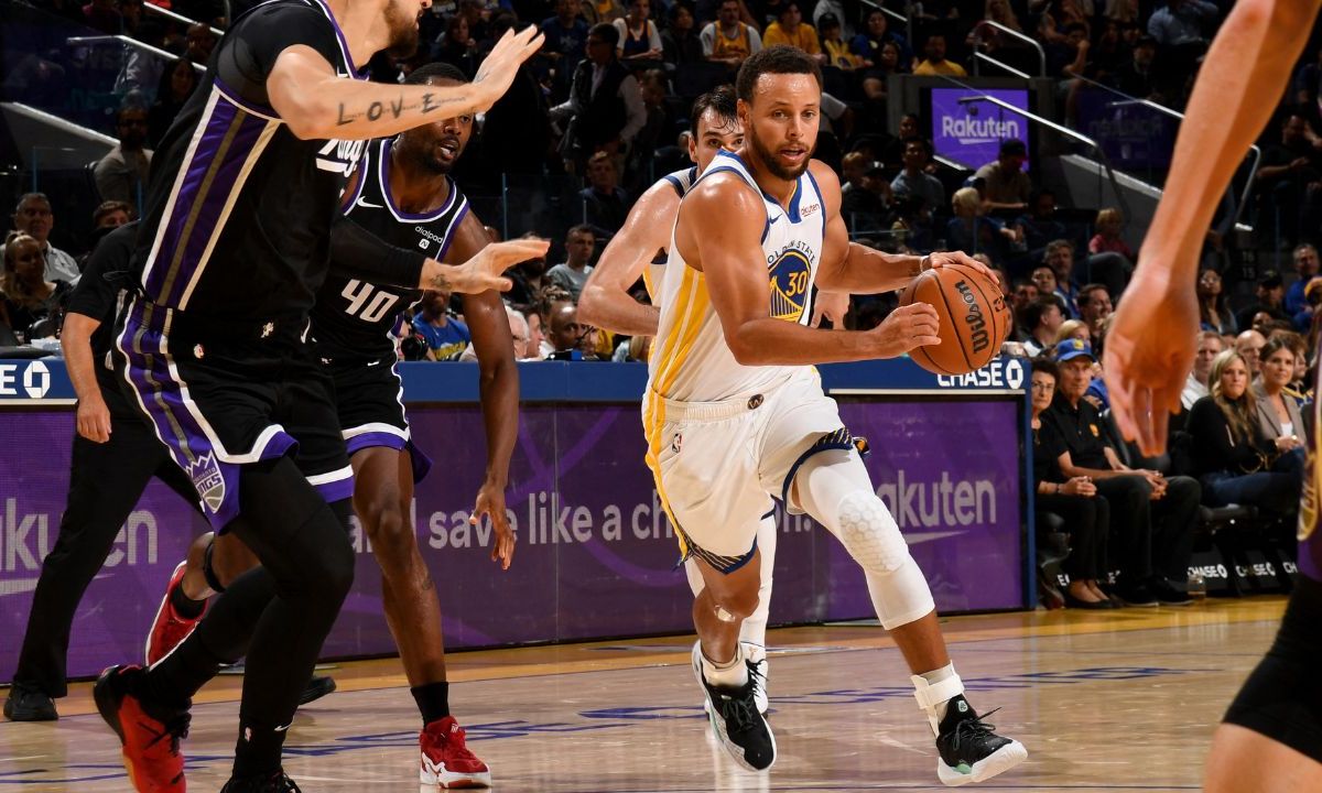 Foto:AFP|¡Lo hizo! Con un triple Stephen Curry hundió a los Kings en la pretemporada de la NBA