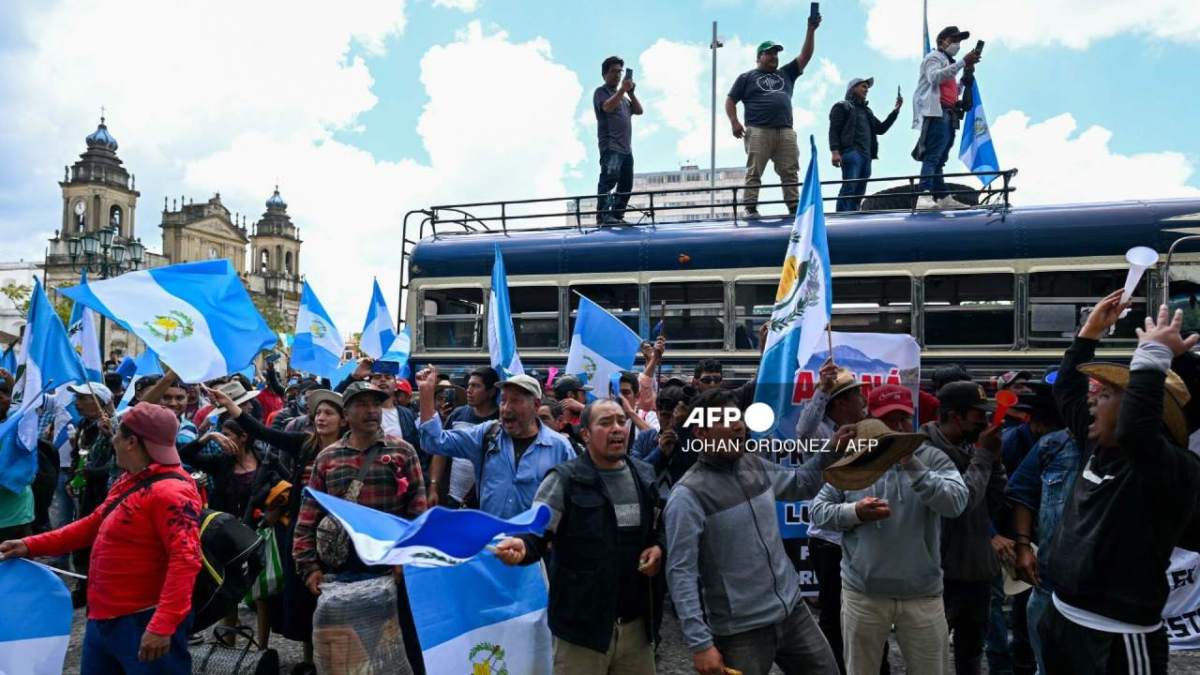 Líderes indígenas en Guatemala anunciaron que mantendrán los bloqueos en carreteras para exigir la renuncia de la fiscal general, Consuelo Porras, a quien acusan de persecución contra el presidente electo Bernardo Arévalo