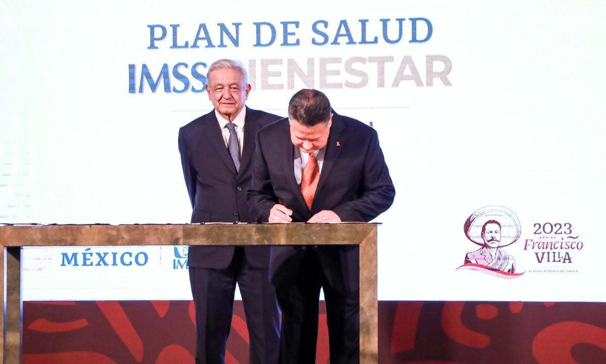 El mandatario de Hidalgo, Julio Menchaca Salazar, signó el Acuerdo Nacional IMSS -Bienestar con el objetivo de garantizar el acceso y la cobertura universal de salud sin discriminación