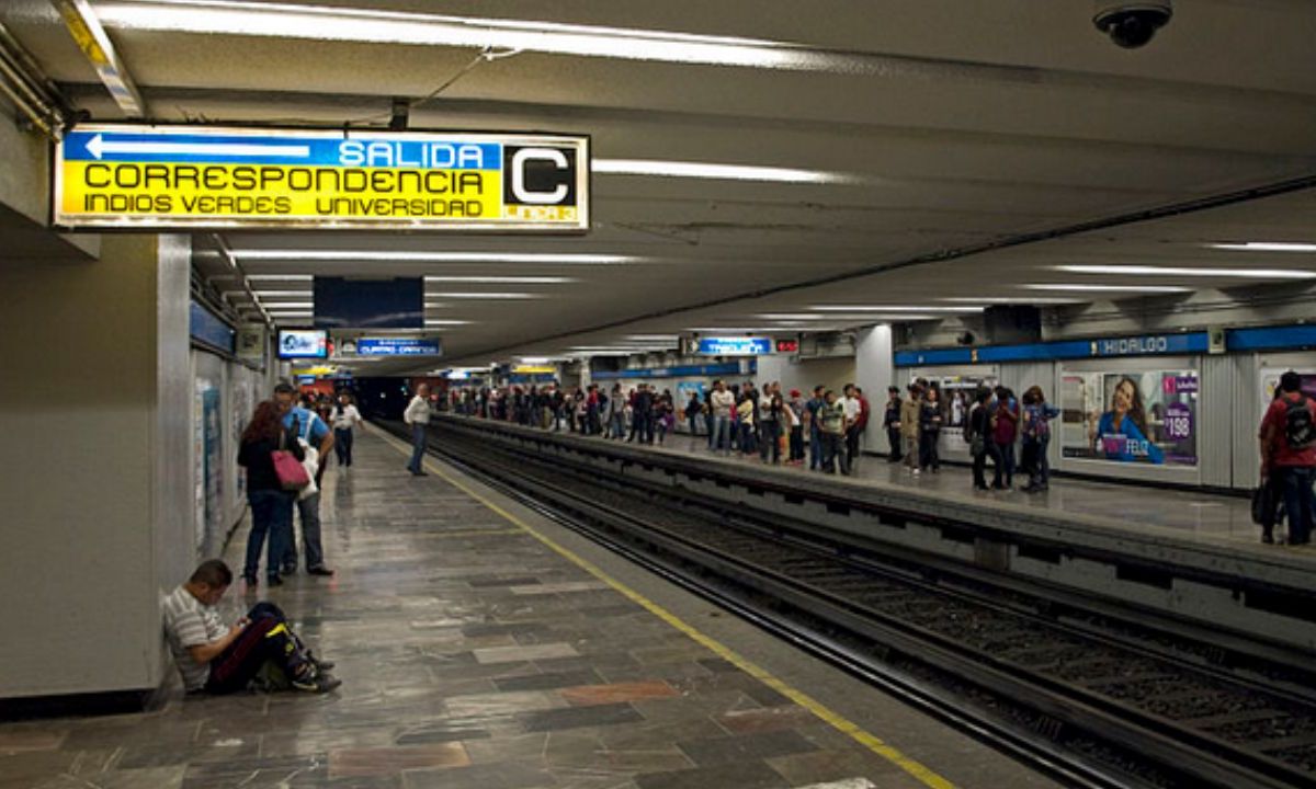 Auxilian a una mujer​​ tras entra en labor de parto en la estación Hidalgo del Metro de la CDMX
