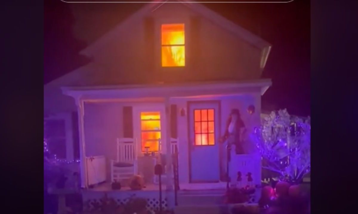 Bomberos acuden a un incendio falso; vecinos confunden siniestro con decoración de Halloween