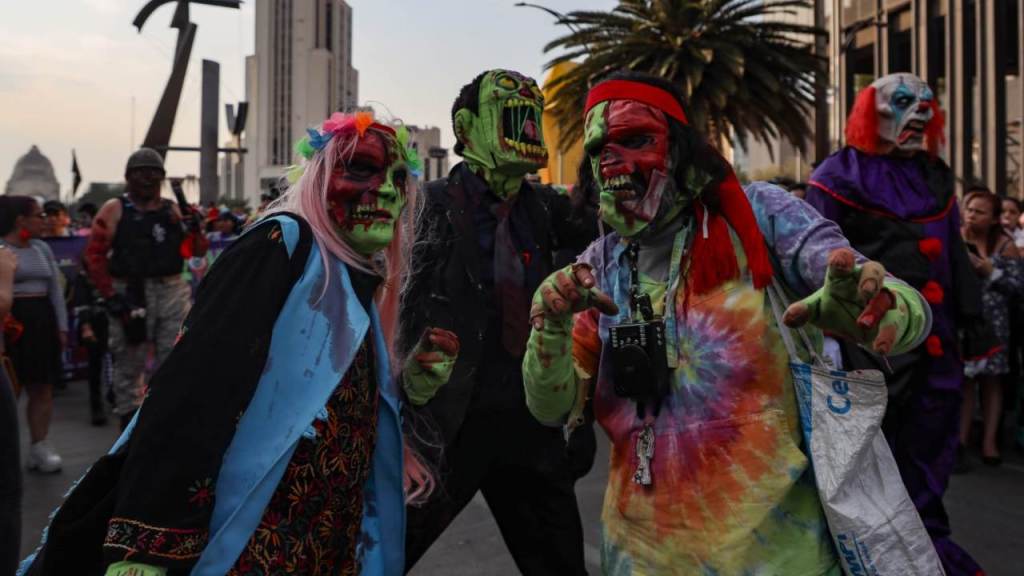 El terror y el suspenso recorrieron las calles de la capital, en la decimosexta edición de la Marcha Zombie en la Ciudad de México