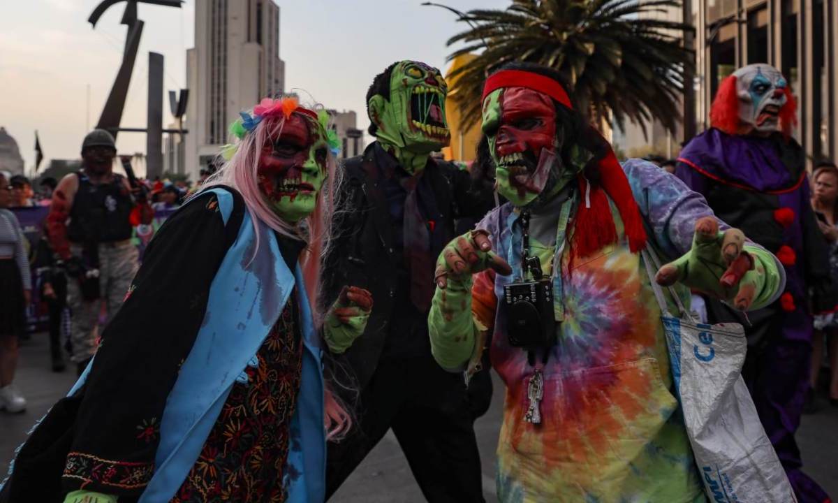 El terror y el suspenso recorrieron las calles de la capital, en la decimosexta edición de la Marcha Zombie en la Ciudad de México