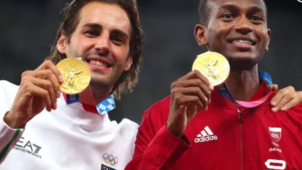 dos atletas compartiendo una medalla de oro