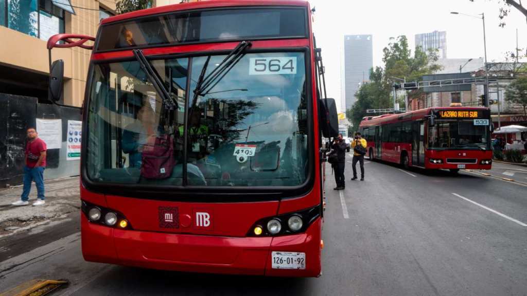 El Metrobús de la CDMX tendrá cambios en su servicio este sábado 2 de diciembre debido a un"Desfile navideño" sobre Paseo de la Reforma